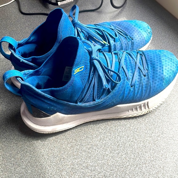 Hey! I’m selling custom designed Under Armour Curry 5’s for all my sport lovers. - Picture 3 of 4